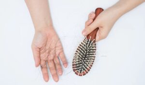 Queda de cabelo por estresse: sintomas, causas e tratamento eficaz