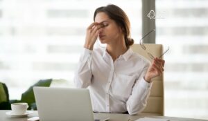 Cansaço extremo, queda de cabelo e alterações de humor: seu problema pode ser hormonal