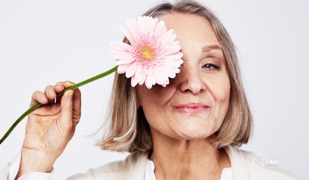 Menopausa e cabelo: como os hormônios impactam na força e volume dos fios