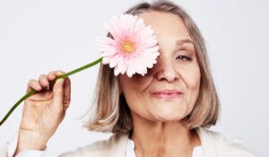 Menopausa e cabelo: como os hormônios impactam na força e volume dos fios