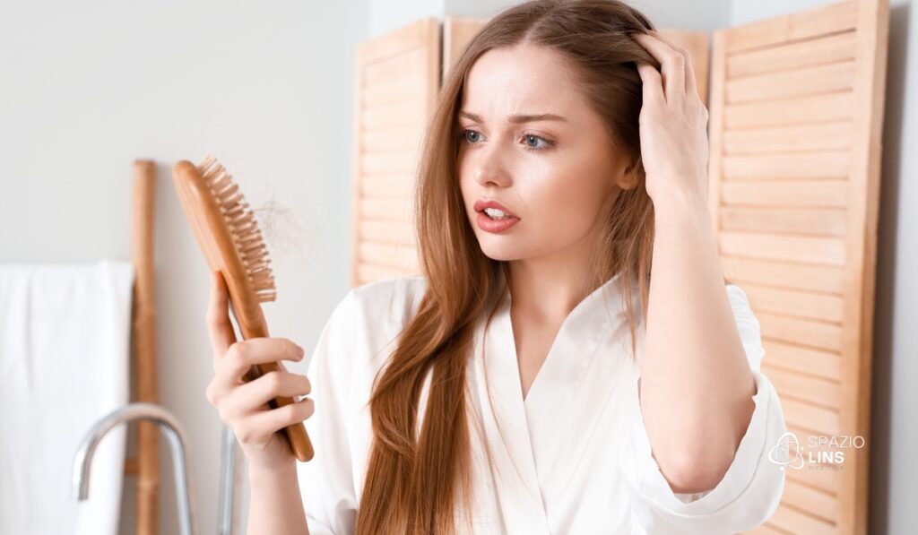 Adolescentes com queda de cabelo: descubra as causas mais comuns, como tratar sem pânico e conheça os protocolos exclusivos da Spazio Lins.
