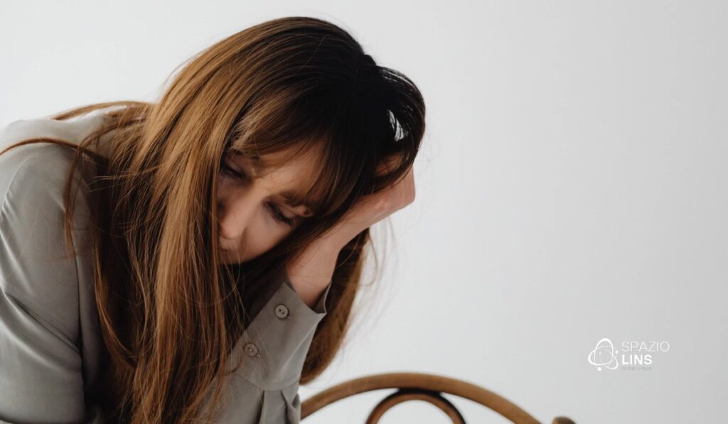 Do couro cabeludo à autoestima: o impacto da alopecia na vida das mulheres