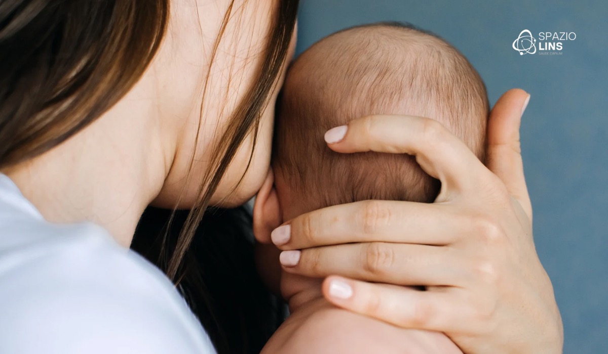 Queda de cabelo pós-gravidez e pós-parto: causas, diagnóstico e tratamento