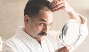 Queda de cabelo após COVID, cirurgia ou doença é normal