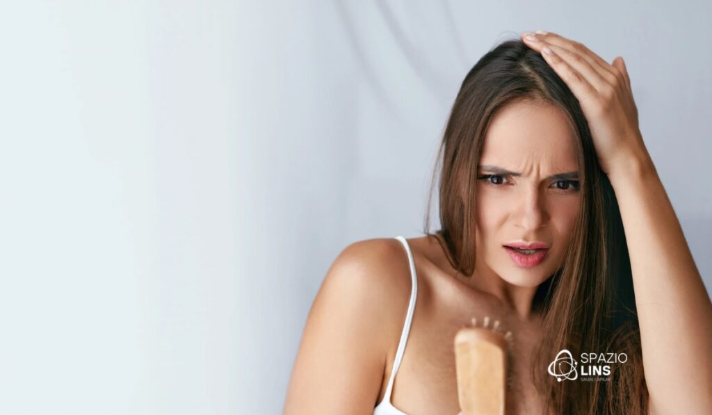 Falta de vitaminas causa queda de cabelo? Veja quais exames investigar