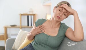 Falta de vitaminas causa queda de cabelo? Veja quais exames investigar