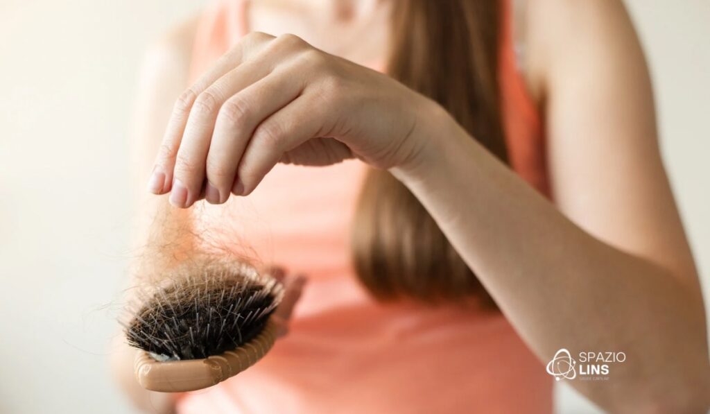 Queda de cabelo hormonal: como identificar e tratar corretamente