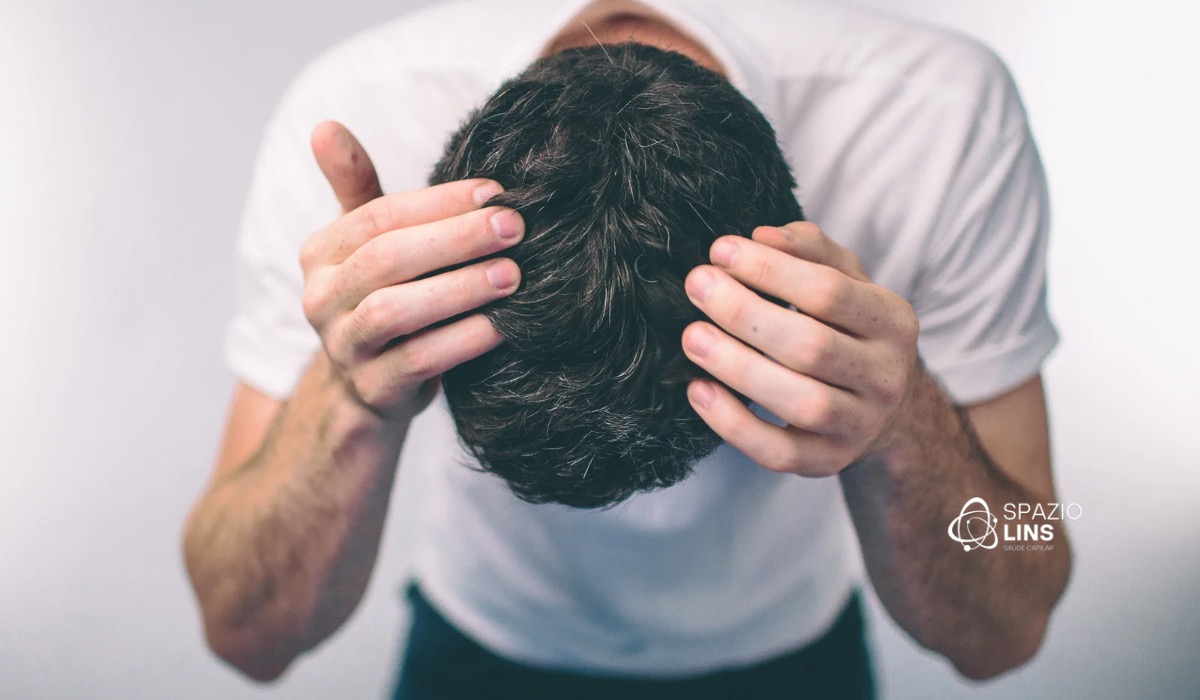 Cabelo caindo da raiz: o que pode ser?